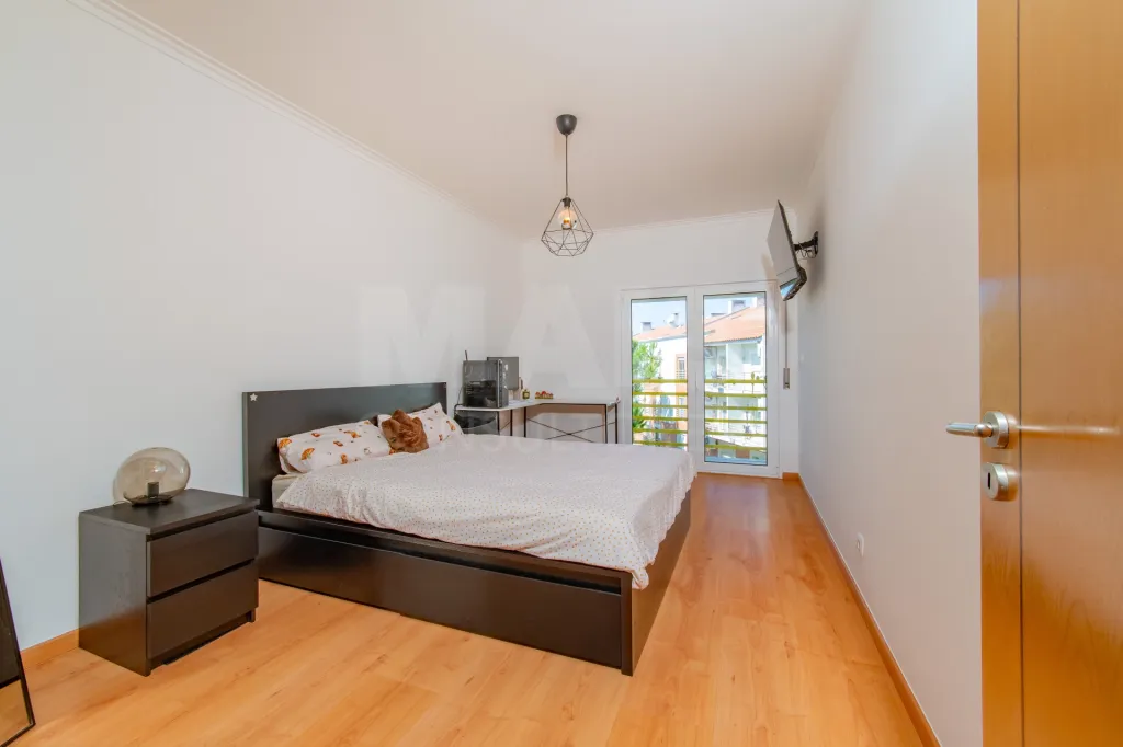 Apartamento T3 com parqueamento na Urbanização das Oliveirinhas em Samora Correia