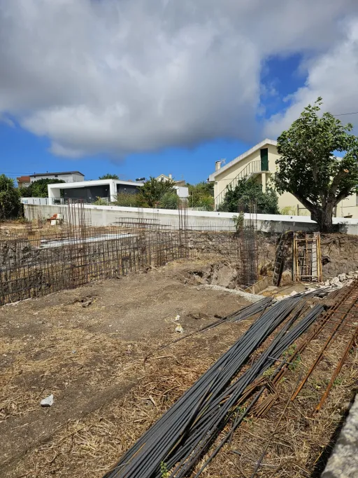 Moradia T3 Nova com Piscina e Garagem – Construção em Curso | Nadadouro