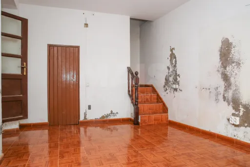 Moradia T1 para Remodelação a 20 Minutos de Alenquer