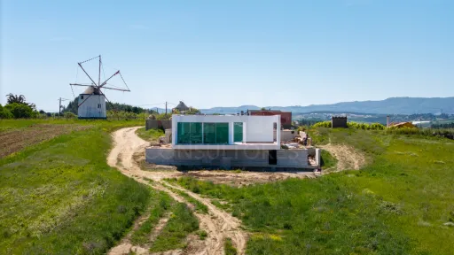 Moradia térrea T4 em terreno de 2 hectares no Carvalhal