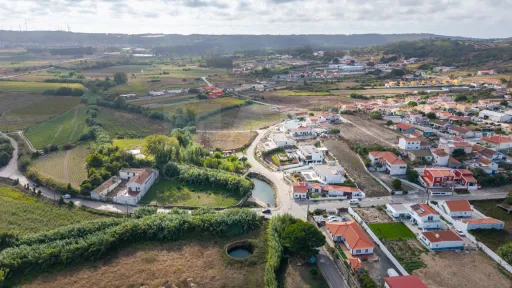 Moradia T4 com piscina em lote de 759m2 em Amoreira Óbidos