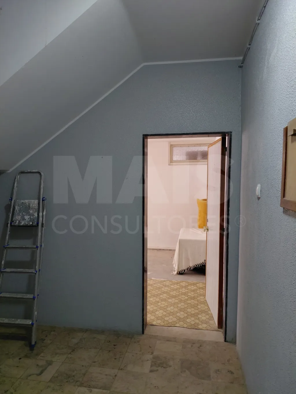 Oportunidade de investimento no centro de Peniche com 106 m² e grande potencial de transformação em habitação