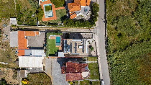 Deslumbrante Moradia T5 com Vista Mar, Piscina Privada e Excelente Exposição Solar