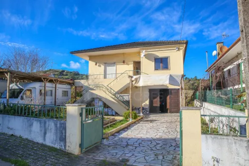 Quintinha com Moradia T2+1, em Sobral de Monte Agraço