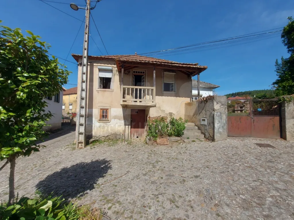 Moradia T3 com terreno em Lourosa, Oliveira do Hospital.