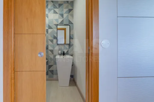Moradia T4 térrea, semi-nova com terreno de 3500m2 em Salvaterra de Magos