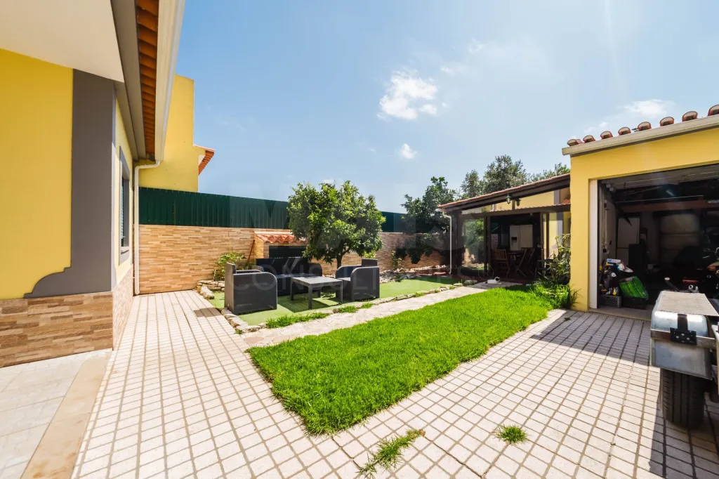 Moradia T4 com Jardim, Garagem e Churrasqueira no Centro de Olho Marinho – Óbidos
