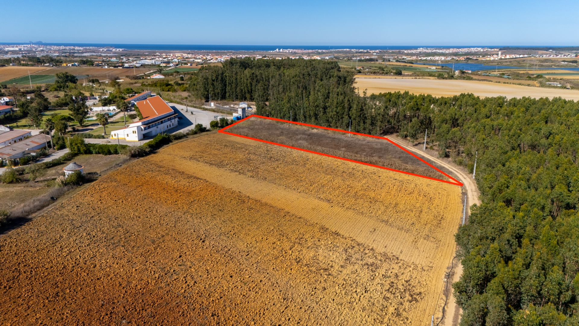 Parcela de terreno rústico de 2.350m2 em Atouguia da Baleia