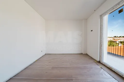 Apartamento T2 Novo com Garagem Privativa e Varanda Ampla em Ferrel junto ao Baleal Fracção G