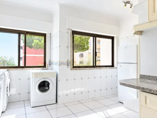 3-Bedroom Apartment in Downtown Carnaxide