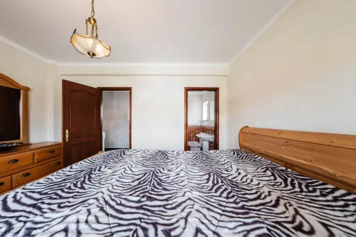 Moradia T4 em Olho Marinho | 260m² | Lote 734m²