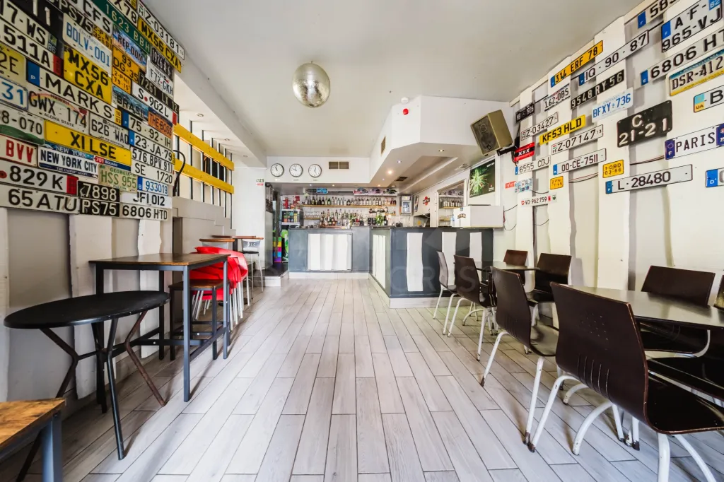 Imóvel Comercial no Centro de Peniche com Possibilidade de Conversão em Habitação