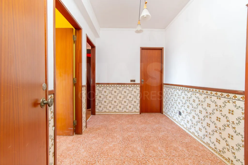 Apartamento T3 com varandas, arrecadação e vista desafogada em Samora Correia