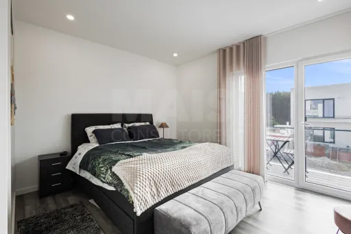 Moradia semi-nova T3 com piscina e vista mar