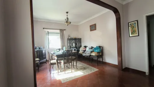 2-Bedroom House to Renovate in Sintra