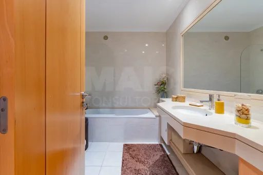 Apartamento T3 com box e vista rio em Vila Franca de Xira