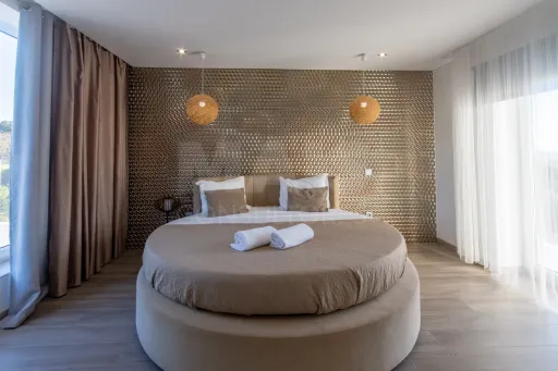 Propriedade com 3 apartamentos e piscina em Óbidos
