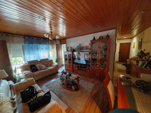 Bright 2-bedroom apartment well located in Massamá, just a few minutes from the Metro and Shopping Center