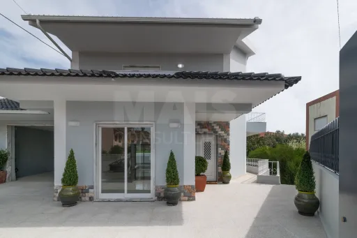 Moradia Isolada T4 Renovada — Abuxarda / Alvide, Cascais