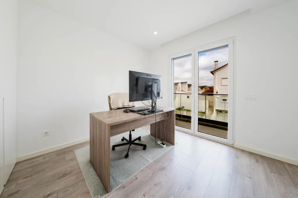Apartamento T2 |Semi-novo | Varanda | Garagem Box |Atouguia da Baleia, Peniche