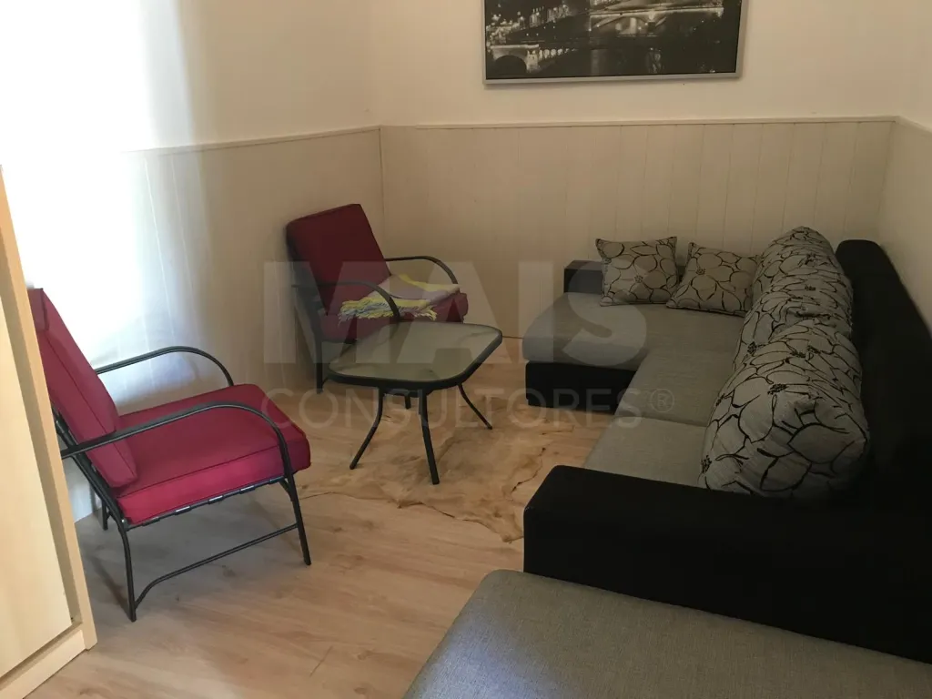 Andar de Moradia com Entrada Independente, Garagem e Espaço Exterior