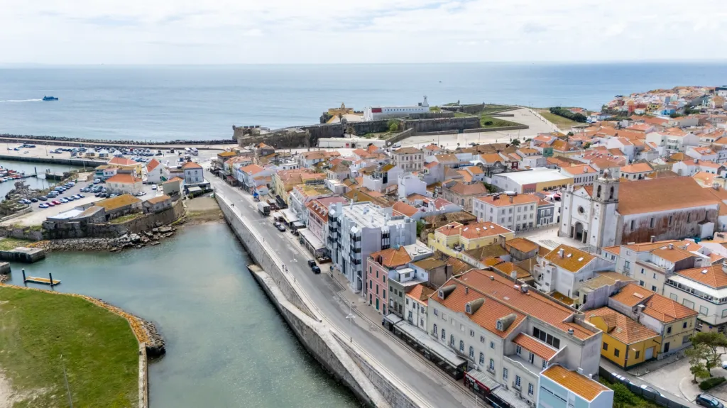 T1 novo com terraço no centro de Peniche