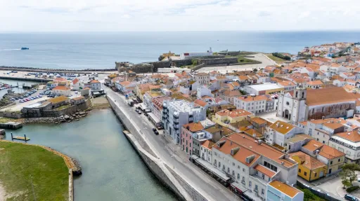 T1 novo com terraço no centro de Peniche