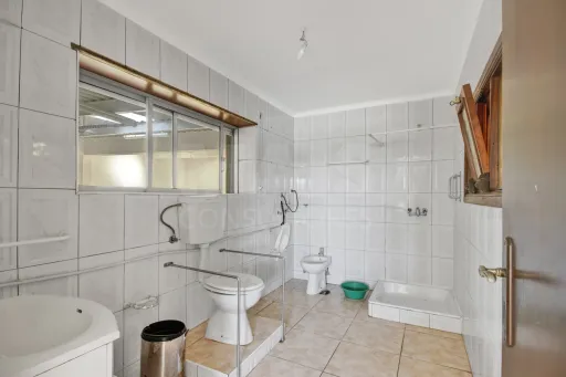 Moradia com 11 Quartos e 3.400 m² de Terreno — Ideal para Turismo, ou Surf Camp