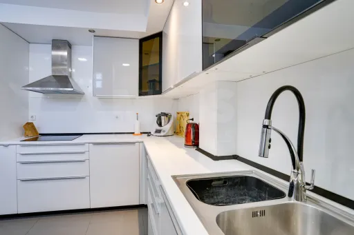 T2 Renovado com Vista Rio | Av. Mouzinho de Albuquerque