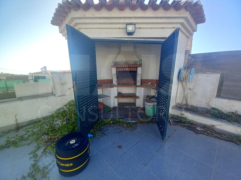 Moradia de 5 Assoalhadas em Ribamar C/ lote de 300m2 e Sótão amplo