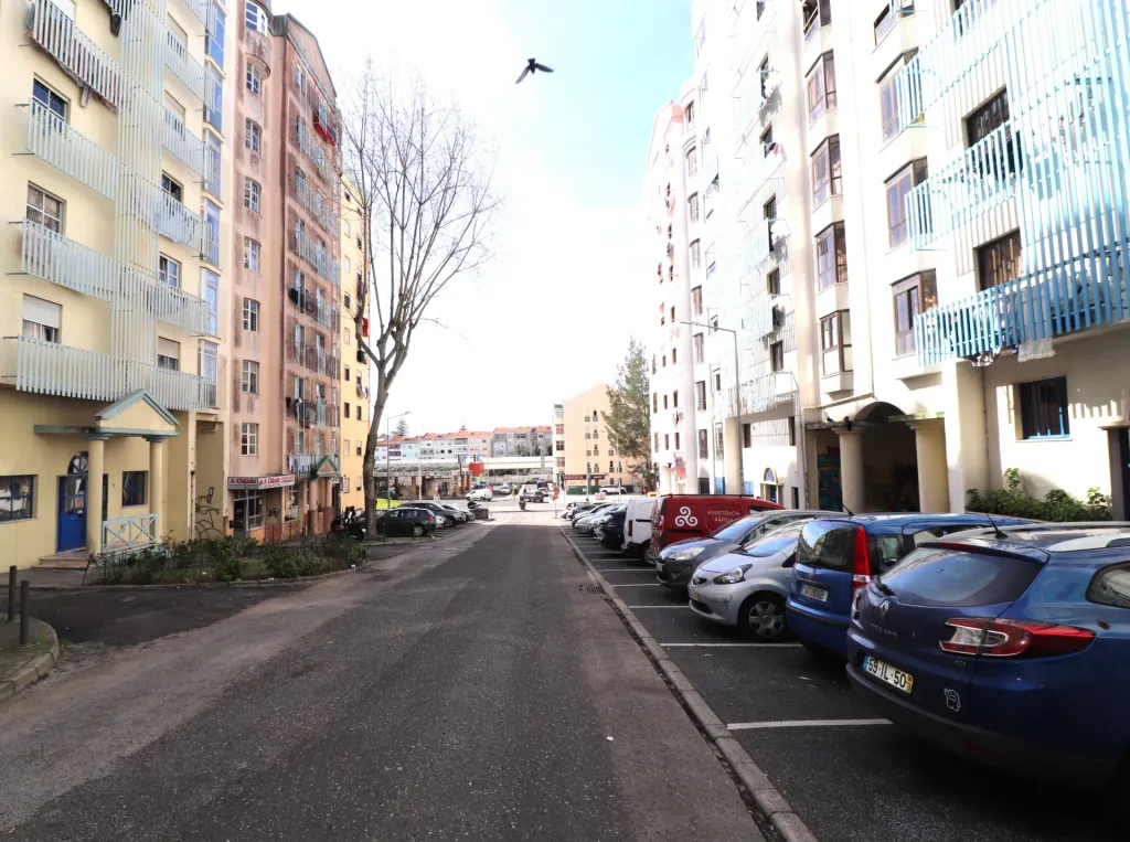 2 bedroom apartments 100 meters from Tapada das Mercês train station