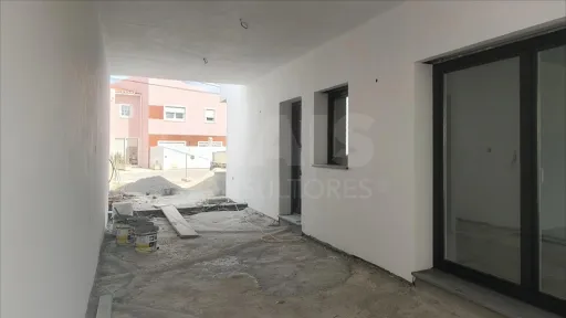 4 bedroom villa under construction w/ 1 Master Suite + 2 Suites, Garden & Parking !