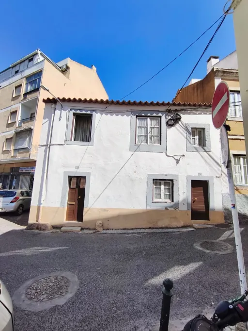 Moradia em Sacavém para remodelação total