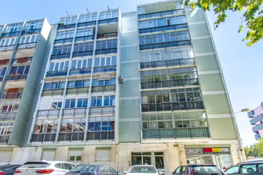 Lumiar Lisbon – Spacious 4-Bedroom Apartment Near the Metro