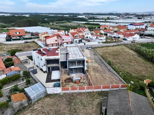 Moradia T4 c/ 1 Master Suite + 2 Suites, Jardim & Parqueamento !