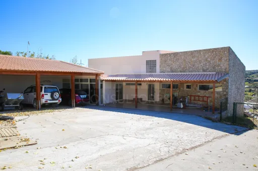 Quintinha com moradia T3 Térrea a 10 minutos de Arruda dos Vinhos