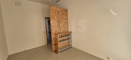 Shop/office in the center of Benedita - with AC and potential for T1