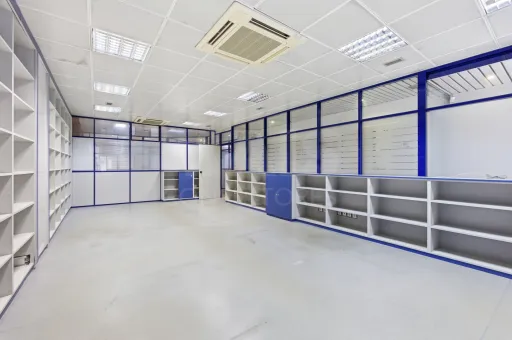 Loja e cave para serviços no centro de Alcobaça