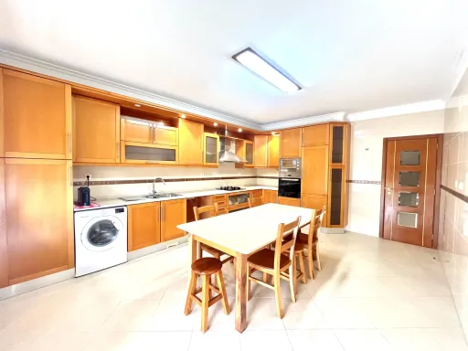 3 bedroom apartment with parking in Urbanização das Oliveirinhas