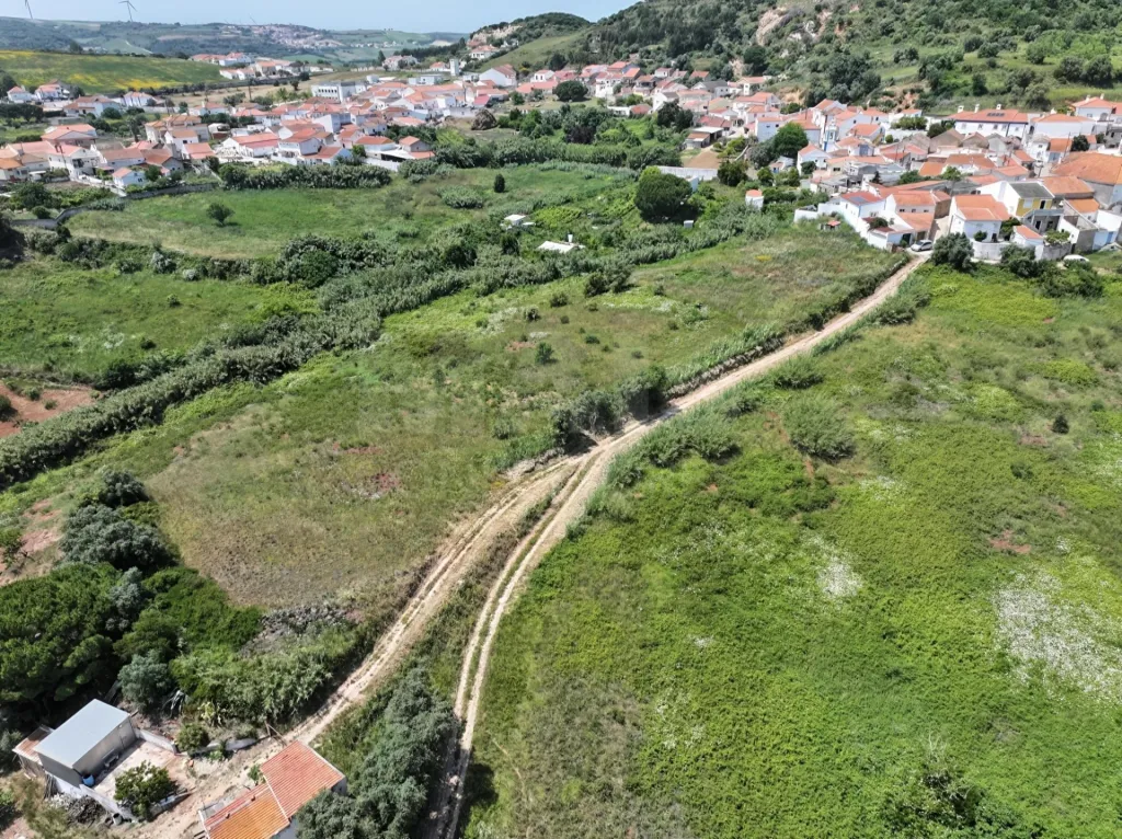 Terreno p/ Construção c/ 2.299m2 & Proj. Aprovado p/ Moradia T3 Térrea!