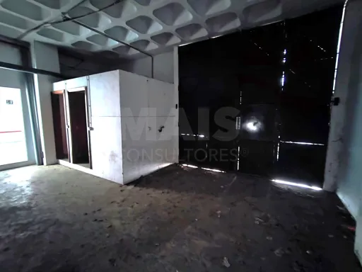 Fantástico Armazem em Prior Velho - Remodelado