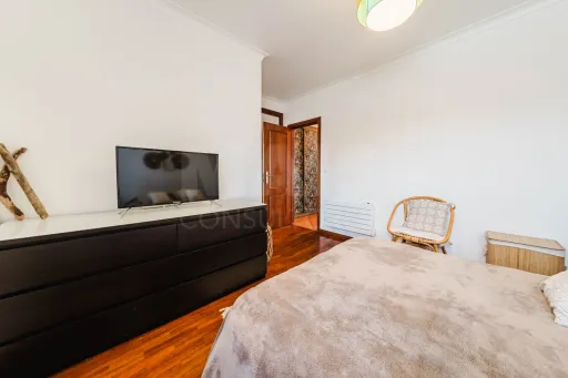 Apartamento T3 com Aquecimento Central, Garagem, Varandas e Arrecadações – Ferrel / Baleal