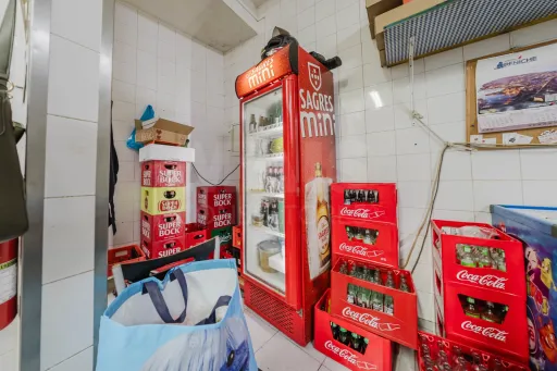 Prédio no centro de Peniche – com comércio e habitação, vista mar