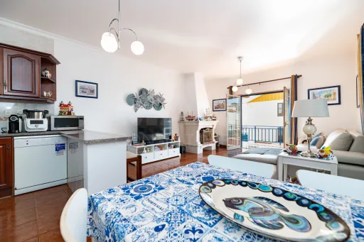 Apartamento T1 no 1° andar a 80 metros da Praia de São Lourenço, com vista mar da varanda da Sala e com garagem  ERICEIRA – RESERVA MUNDIAL DE SURF