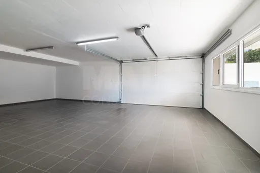 Moradia Geminada T4 + 1 com Piscina Famões