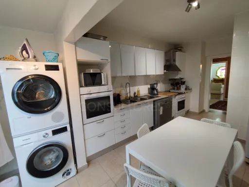 Apartamento T4 ao lado do metro das Olaias com dois lugares de parqueamento