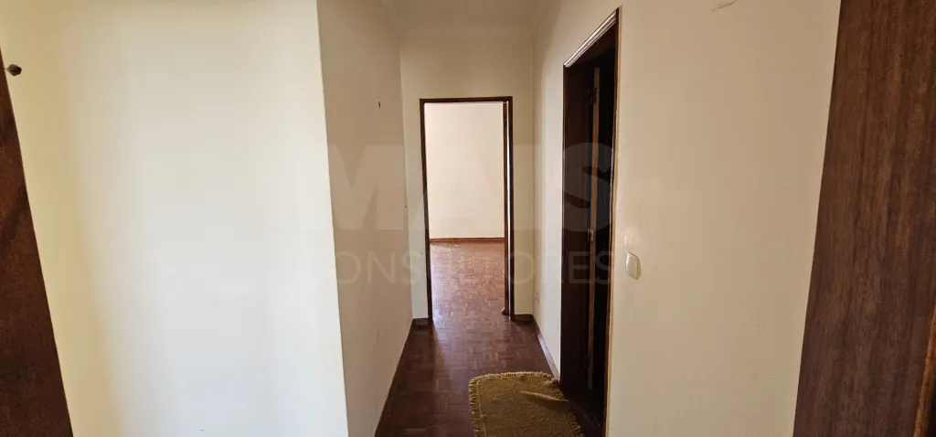 Apartamento T3 no Centro de Alpiarça | Áreas Generosas, Varandas e Excelente Localização