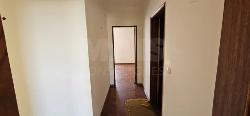 Apartamento T3 no Centro de Alpiarça | Áreas Generosas, Varandas e Excelente Localização