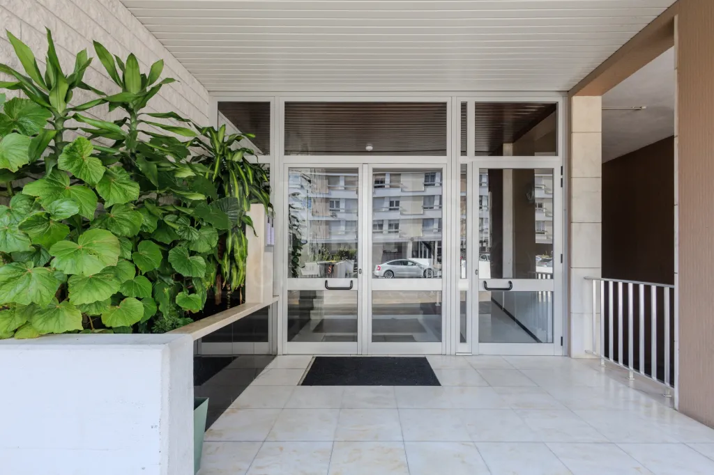 T3 com Suite + Garagem + Arrecadação na Portela | 12º ANDAR com vista lateral Rio e luz natural!