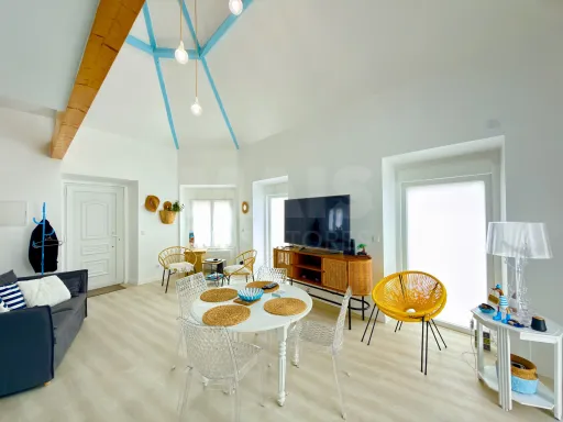 Moradia T1 renovada com mezanine e espaço exterior no centro histórico de Peniche